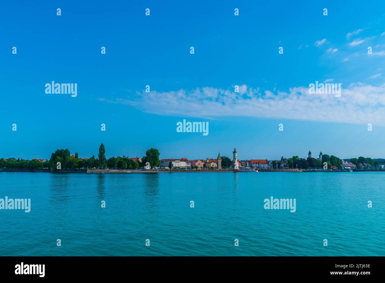 Deutschland, Bodensee lindau Hafen Leuchtturm und Altstadt vom Wasser Panoramablick im Sommer Stockfoto