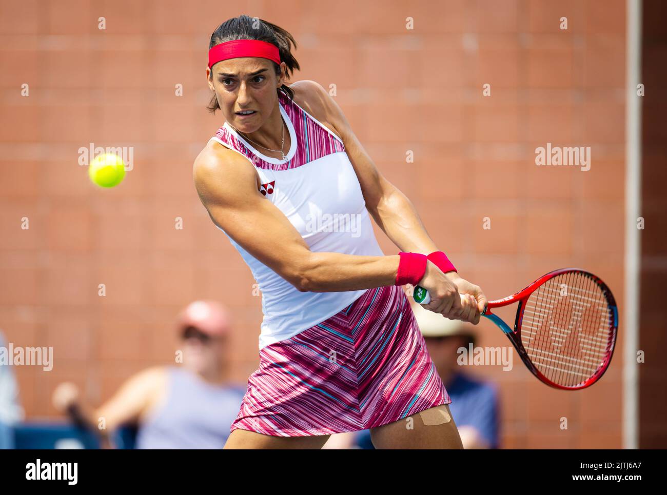 New York, Usa. 30. August 2022. Caroline Garcia aus Frankreich im Einsatz gegen Kamilla Rakhimova aus Russland während der ersten Runde der US Open 2022, Grand Slam Tennisturnier am 29. August 2022 im USTA National Tennis Center in New York, USA - Foto: Rob Prange/DPPI/LiveMedia Kredit: Unabhängige Fotoagentur/Alamy Live News Stockfoto