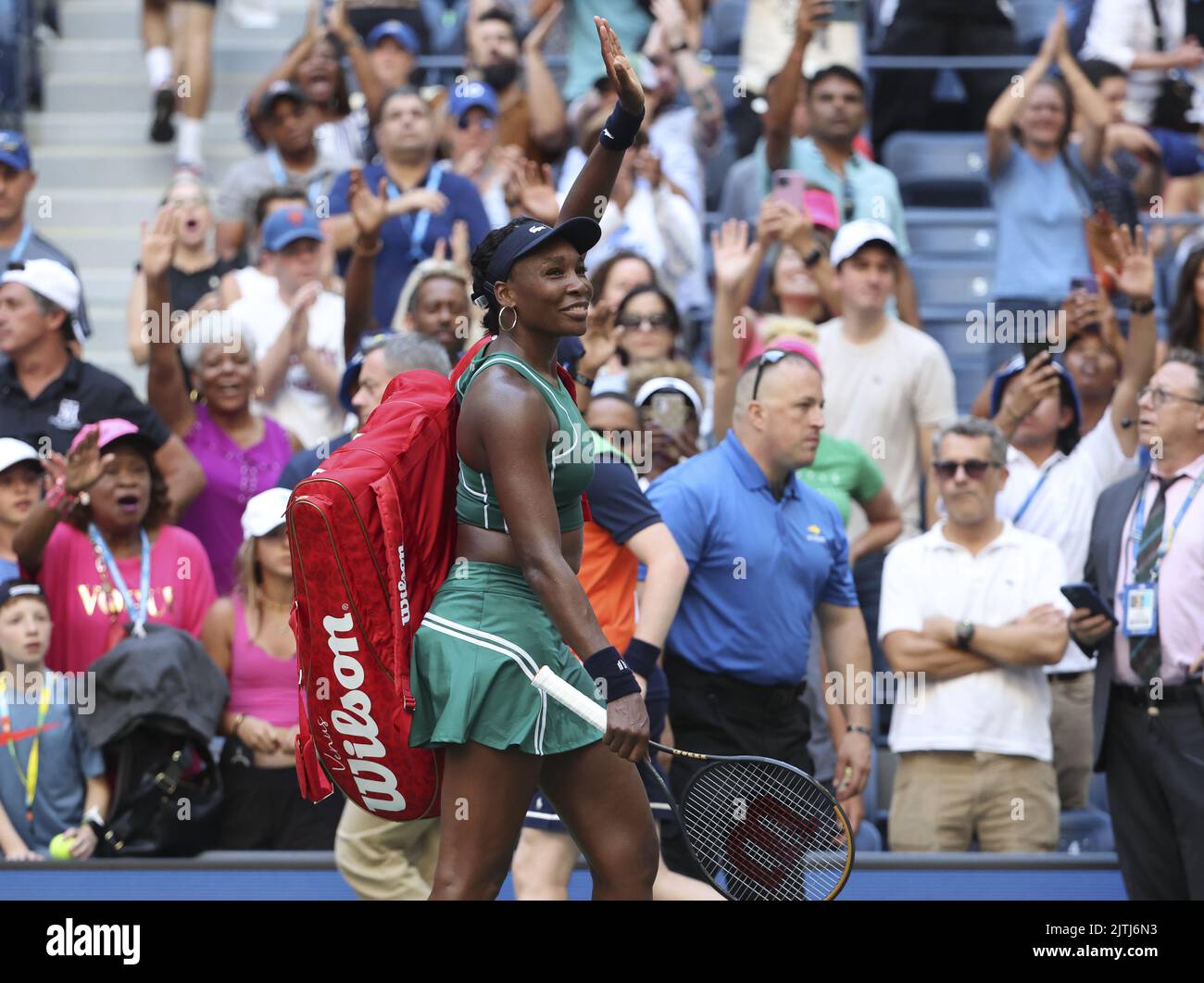 New York, Usa. 30. August 2022. Venus Williams aus den USA begrüßt die Fans beim Verlassen des Platzes nach ihrer Niederlage in der ersten Runde am 2 4. 30. August 2022 2022 im USTA National Tennis Center in New York, USA - Foto: Jean Catuffe/DPPI/LiveMedia Kredit: Unabhängige Fotoagentur/Alamy Live News Stockfoto