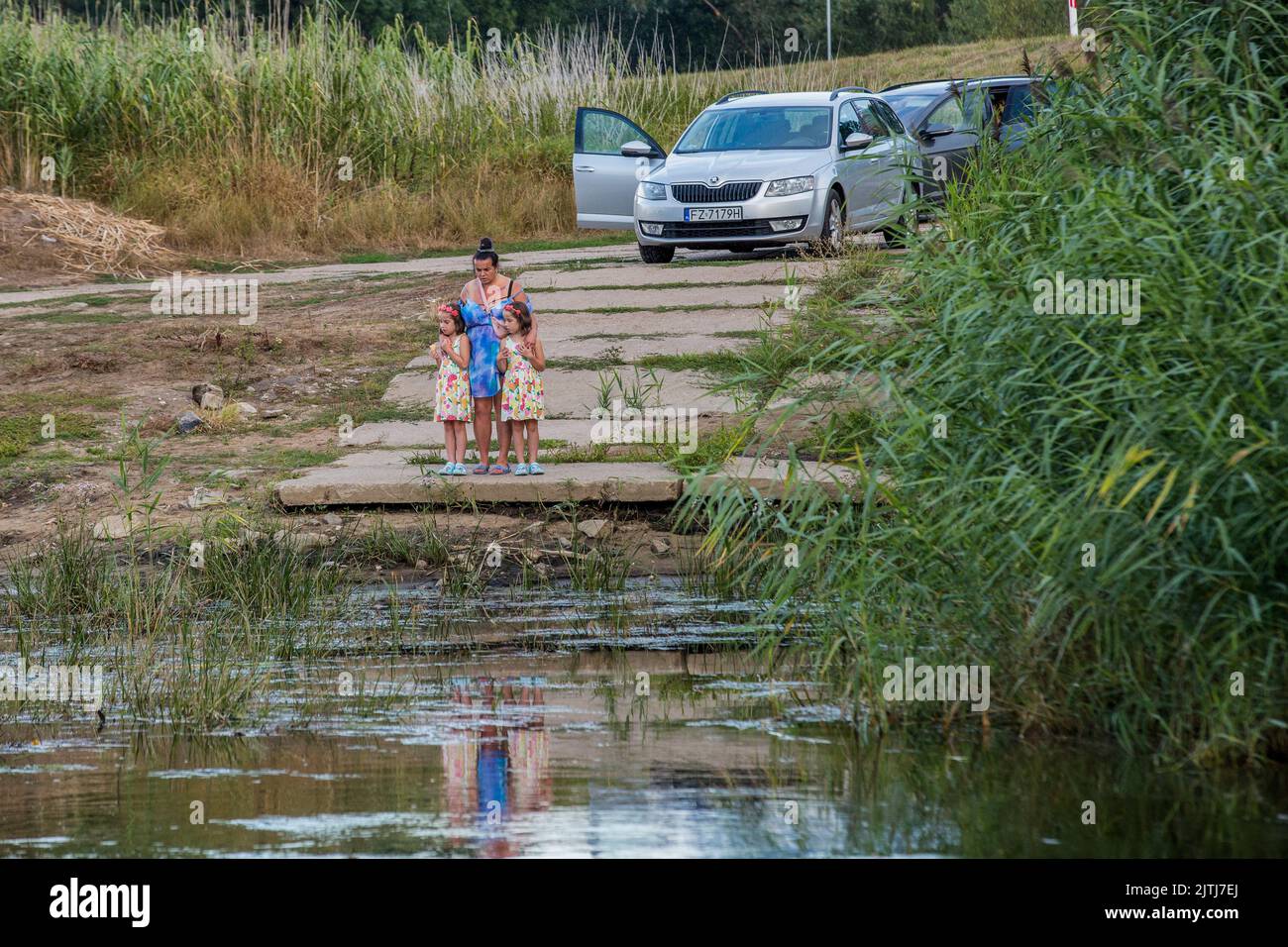Pomorsko, Woiwodschaft Lubusz, Polen. 15. August 2022. Eine Frau mit ihren Kindern steht am Ufer 
