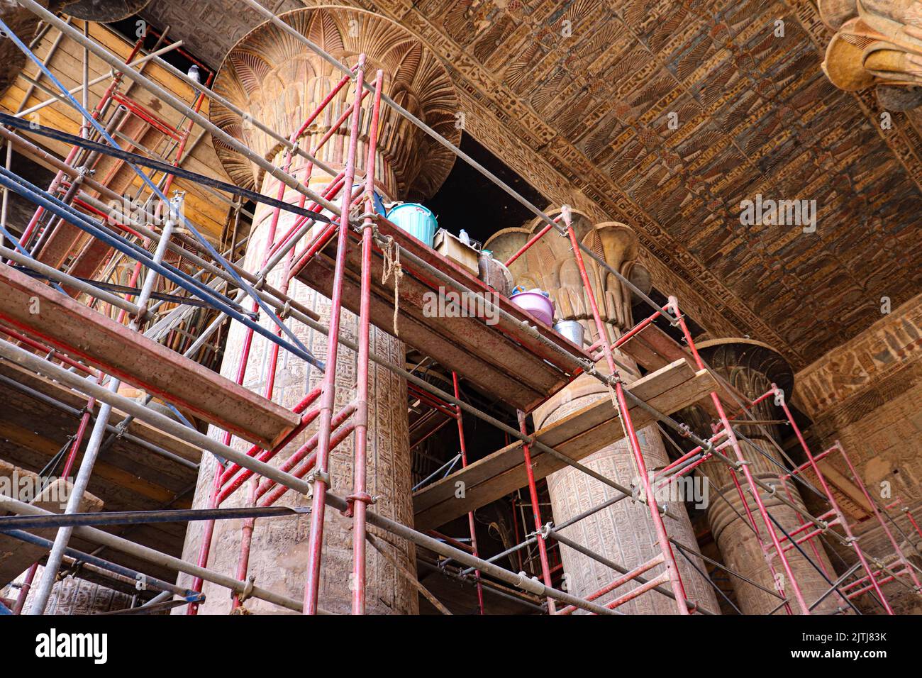 Laufende Restaurierung des Khnum-Tempels in Esna, Luxor, Ägypten Stockfoto
