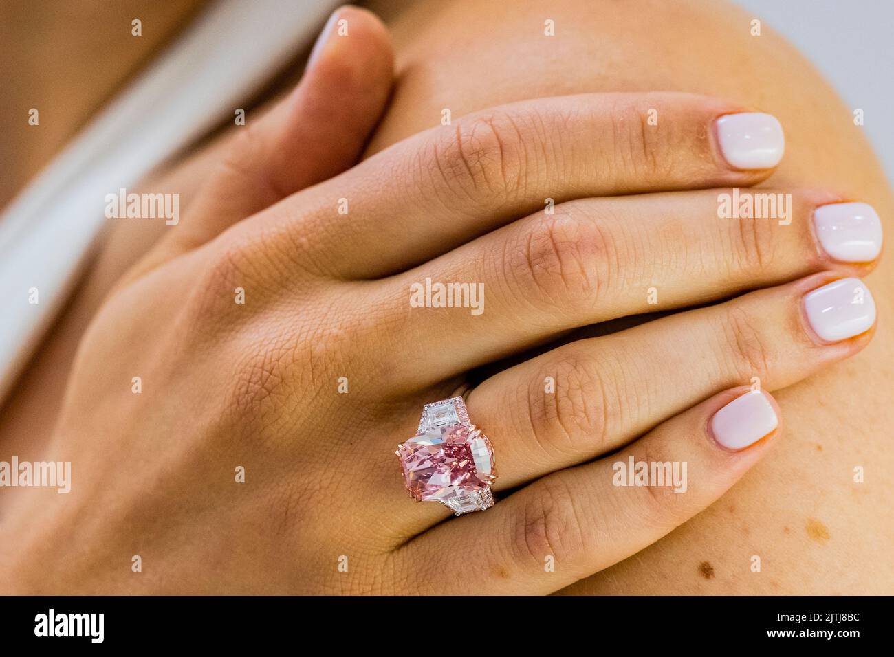 London, Großbritannien. 31. August 2022. The Williamson Pink Star - Vivid Pink Diamond von über 10 Karat, geschätzt über $21 Millionen, in Sothebys, New Bond Street. Einer der reinsten, pinksten Diamanten, die jemals bei der Auktion erschienen sind, und einer von nur zwei intern makellosen Schickes. Es wird im Oktober in Sotheby's Hongkong angeboten. Kredit: Guy Bell/Alamy Live Nachrichten Stockfoto