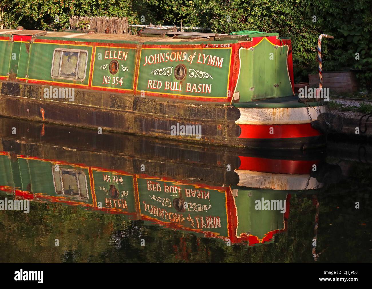 Ellen No354, grüne Barge, Johnsons of Lymm, Red Bull Basin, auf dem Bridgewater Canal bei Grappenhall/Thelwall mit Reflexion, Warrington, Cheshire, WA4 Stockfoto
