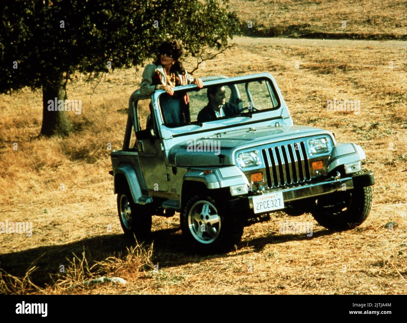 Dynasty, aka der Denver Clan, Fernsehserie, USA 1981 - 1989, Darsteller: Joan Collins und Michael Nader im Jeep. Stockfoto