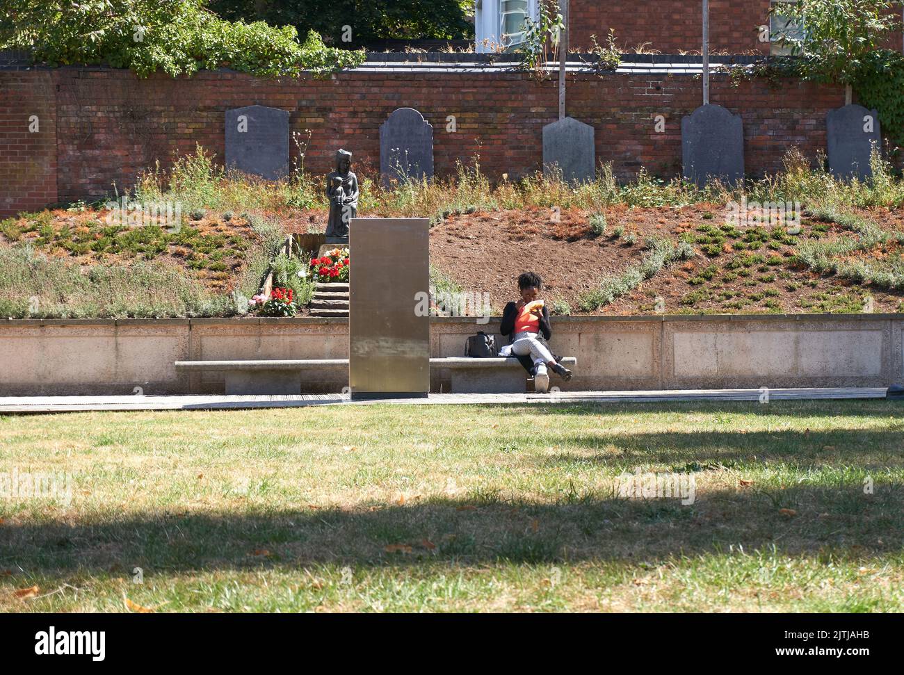 Einjähriges schwarzes Mädchen, das in einem Park isst Stockfoto