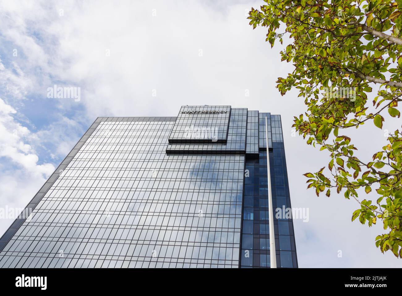 Birmingham, West Midlands, Großbritannien – 23. 2022. August: Der Himmel spiegelt sich im Hyatt Regency Hotel wider, das über den Bäumen im Zentrum von Birmingham thront. Stockfoto