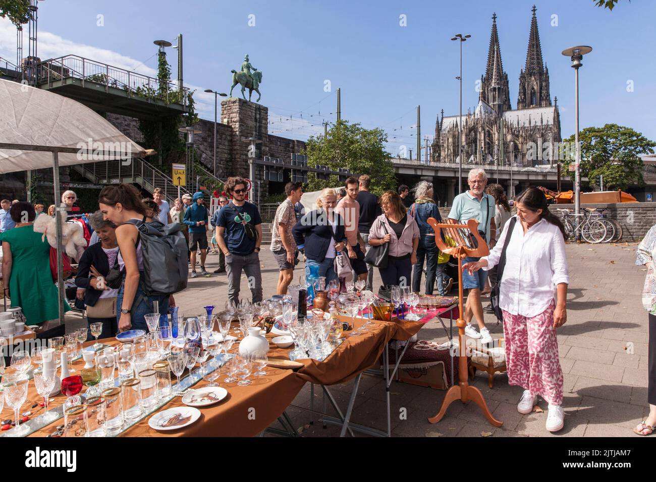 Flohmarkt am Rheinufer zwischen Bastei und Hohenzollernbrücke, Dom, Köln, Deutschland. Troedelmarkt am Rheinufer zwischen Stockfoto