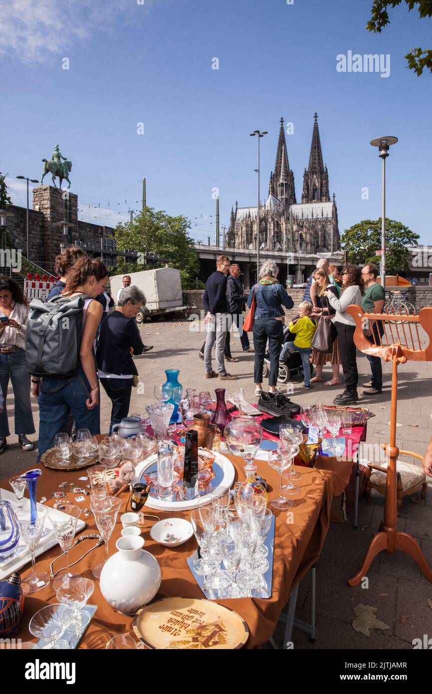 Flohmarkt am Rheinufer zwischen Bastei und Hohenzollernbrücke, Dom, Köln, Deutschland. Troedelmarkt am Rheinufer zwischen Stockfoto