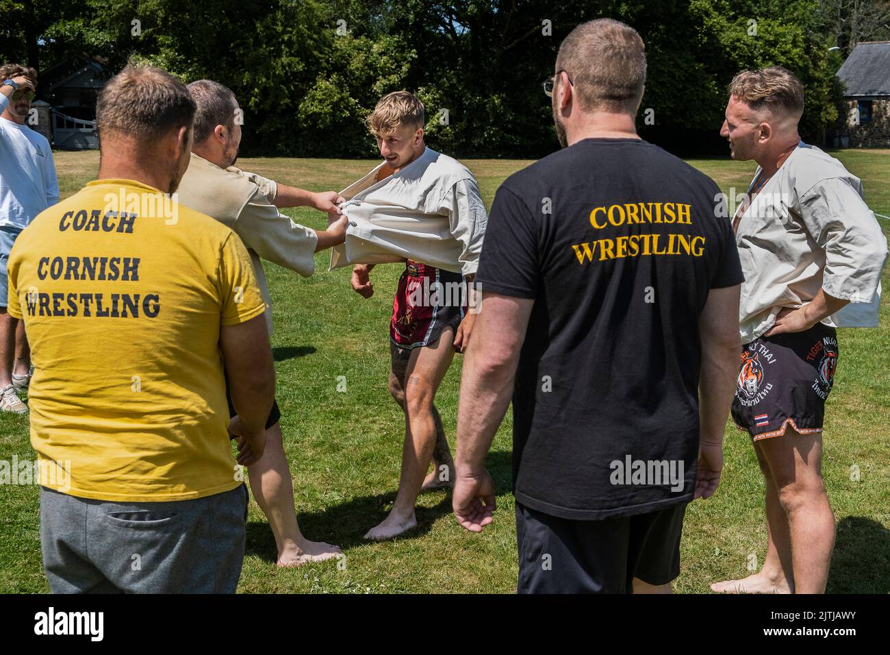 Trainer unterrichten die Regeln und Techniken des Cornish Wrestling vor dem Start des Grand Cornish Wrestling Tournament im malerischen Dorf g Stockfoto
