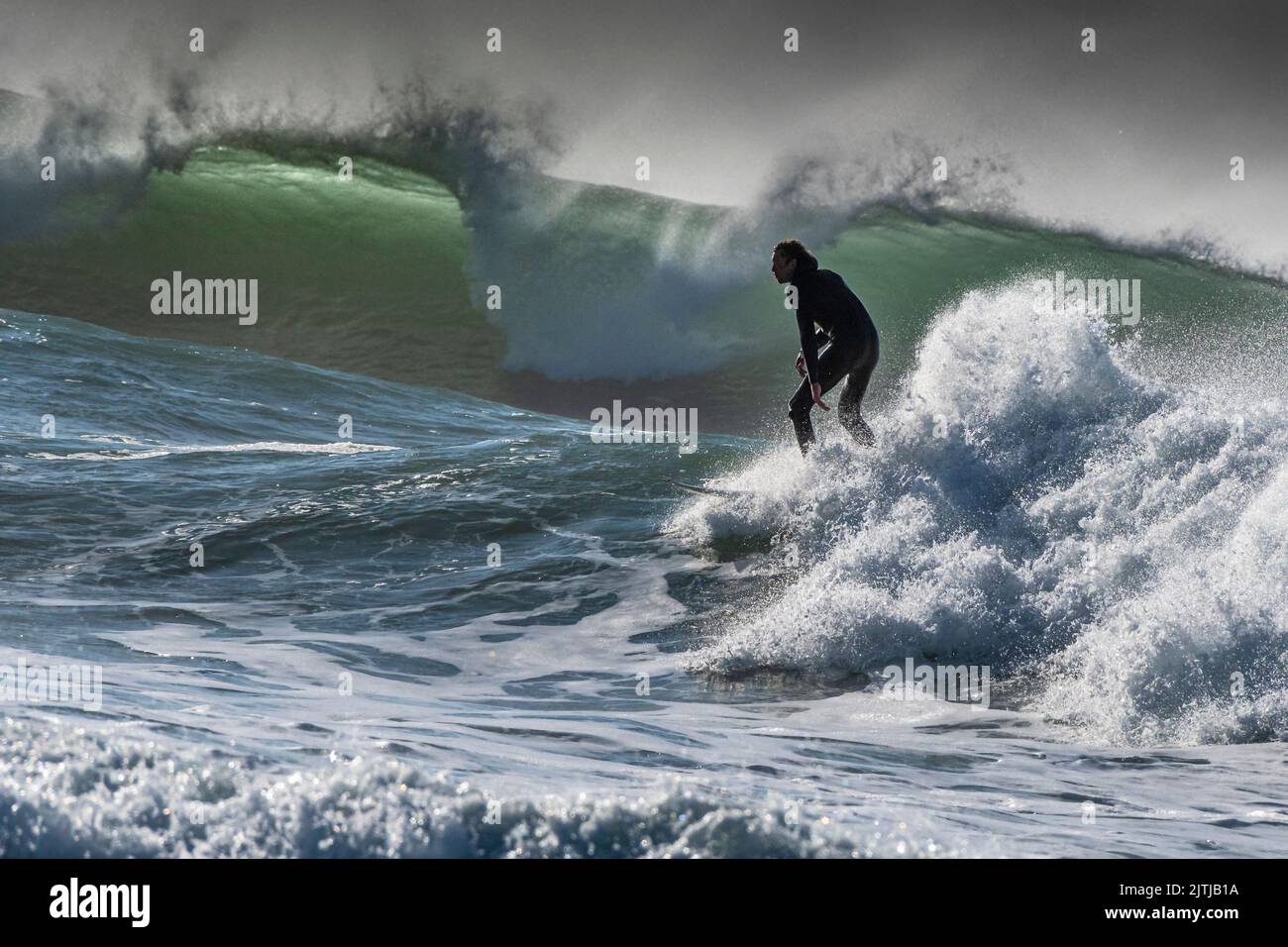 Surfing-Action und große Wellen im Fistral in Newquay in Cornwall in Großbritannien. Stockfoto