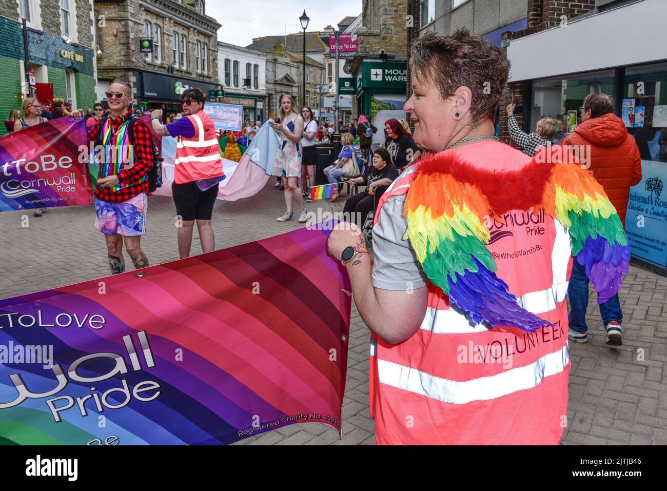Die farbenfrohe Cornwall Prides Parade im Stadtzentrum von Newquay in Großbritannien. Stockfoto