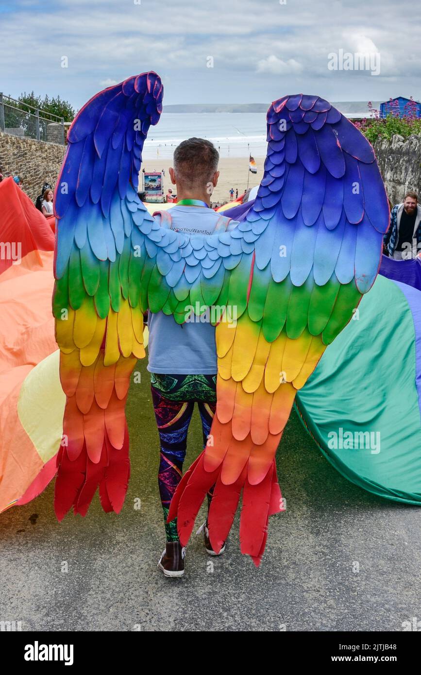 Die farbenfrohe Cornwall Prides Parade im Stadtzentrum von Newquay in Großbritannien. Stockfoto