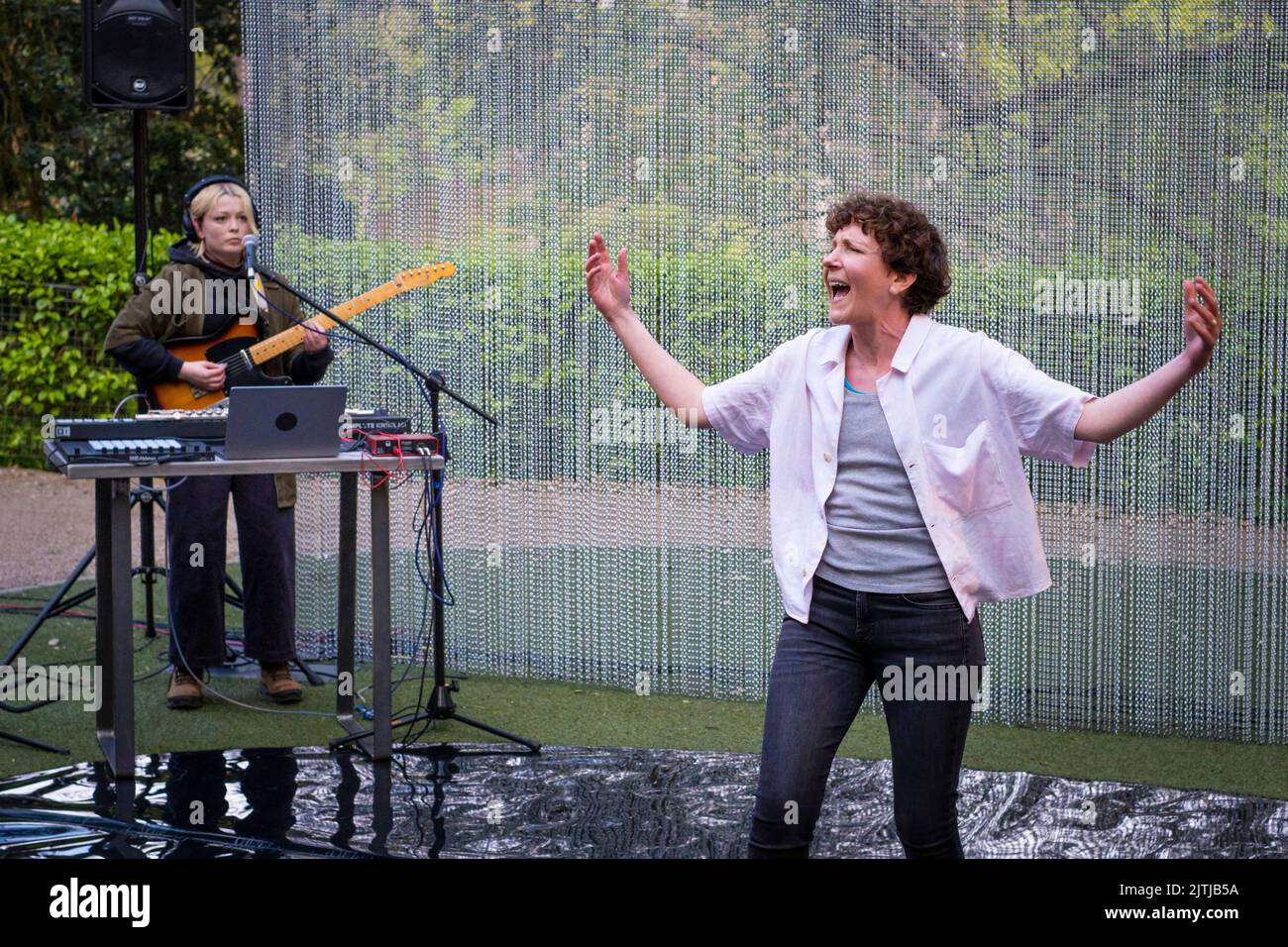 SCHWIMMEN. Eine von Liz Richardson geschriebene und performte Einfrau-Performance im Trebah Garden Amphitheatre in Cornwall, Großbritannien. Stockfoto