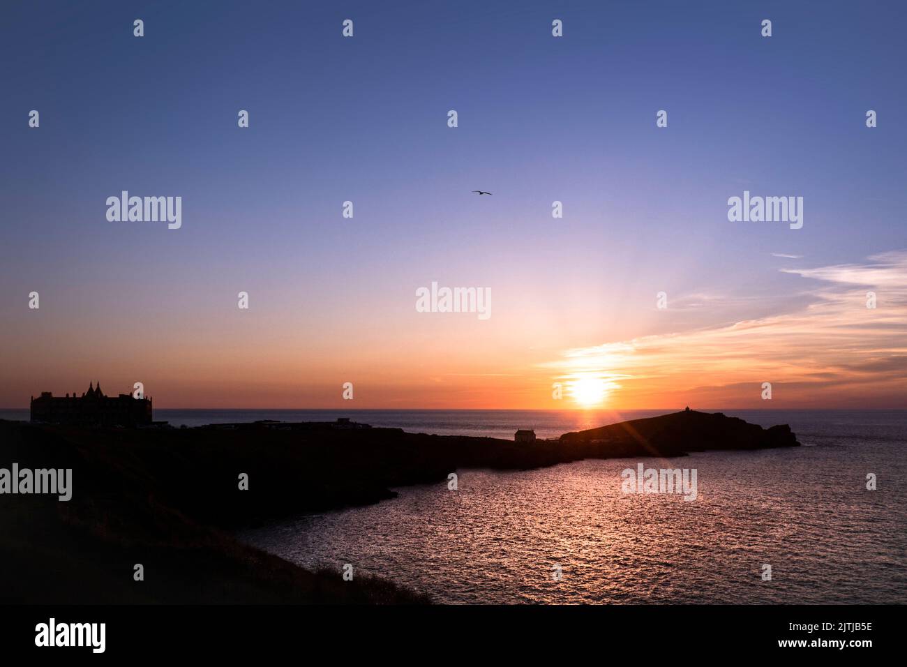 Ein intensiver Sonnenuntergang über Towan Head an der Küste von Newquay in Cornwall in England im Vereinigten Königreich. Stockfoto