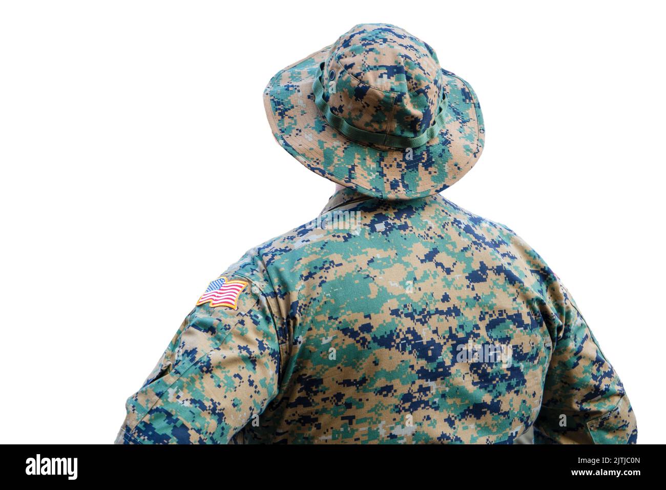 Amerikanischer Soldat auf weißem Hintergrund isoliert. Rückansicht. Chevron mit der amerikanischen Flagge auf grün verpixelter Militäruniform. Veterans Day Gedenktag. US-Armee. Die Streitkräfte Der Vereinigten Staaten Stockfoto
