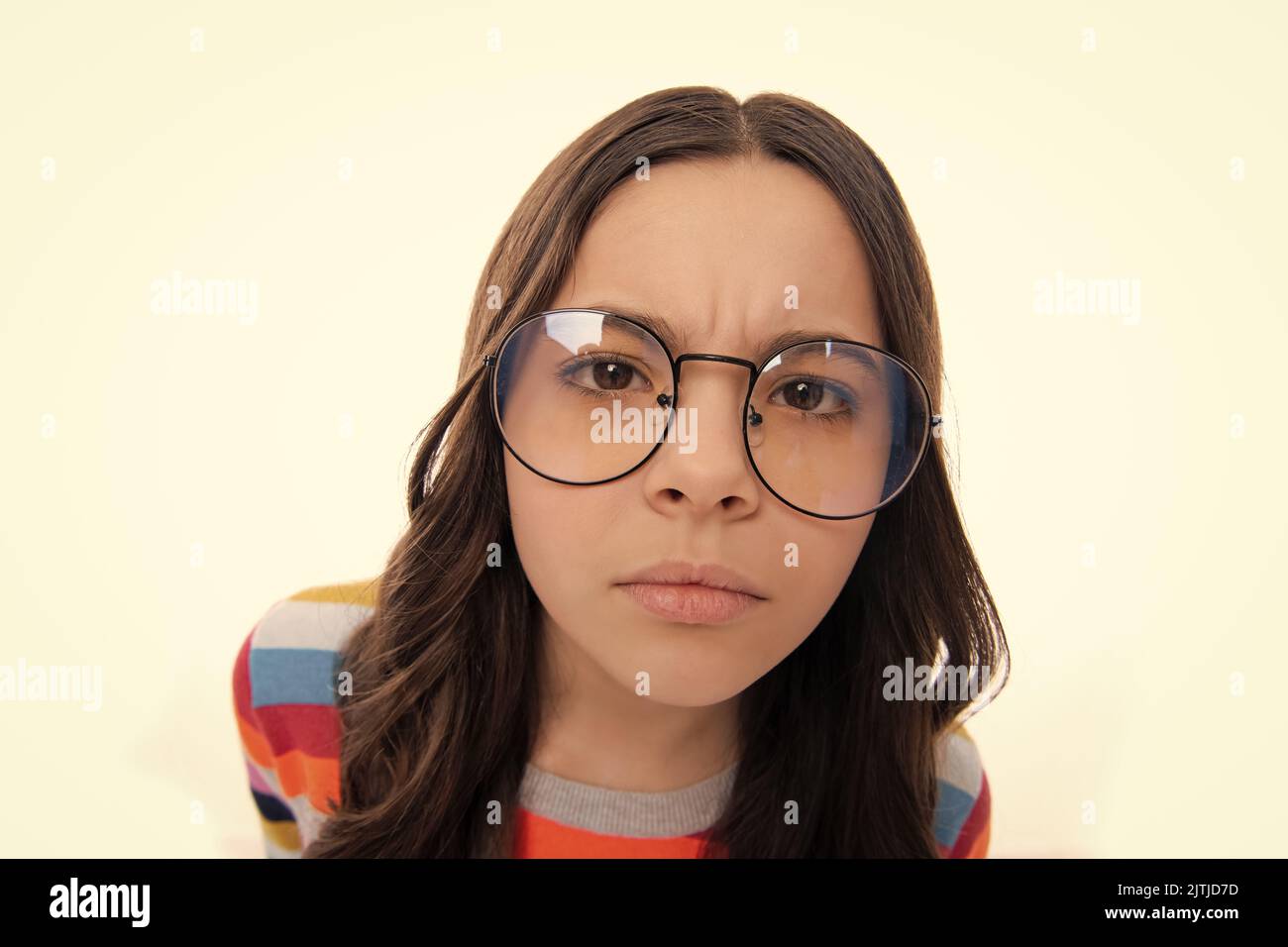 Lustige Mädchen Gesicht. Kleines Mädchen 12,13, 14 Jahre alt in Brillen auf isoliertem Hintergrund. Kinderstudio Porträt. Emotional Kinder Gesicht. Stockfoto