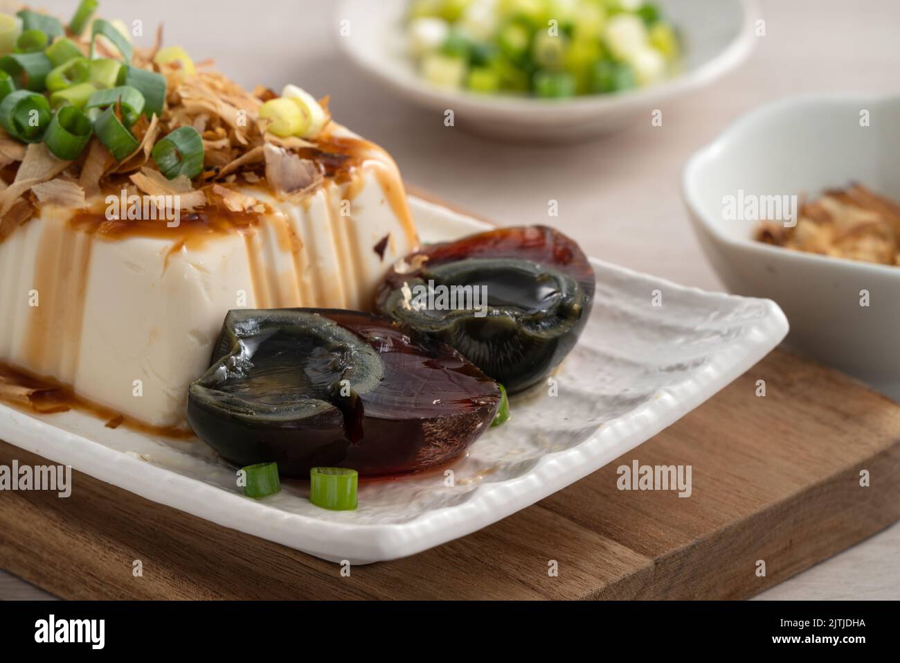 Köstliche gekühlte Tofu- und Century Egg Food mit Sojasauce und Bonito-Flocken in Taiwan. Stockfoto