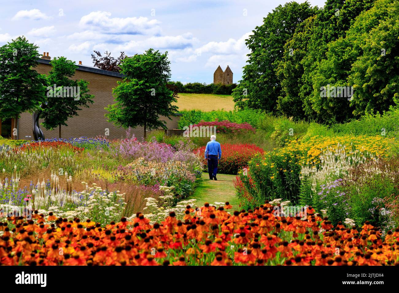 Eine farbenfrohe Hochsommerausstellung mit krautigen Pflanzen von Piet Oudolf in der Hauser & Wirth Gallery im Oudolf Field, Bruton, Somerset, England, Großbritannien Stockfoto