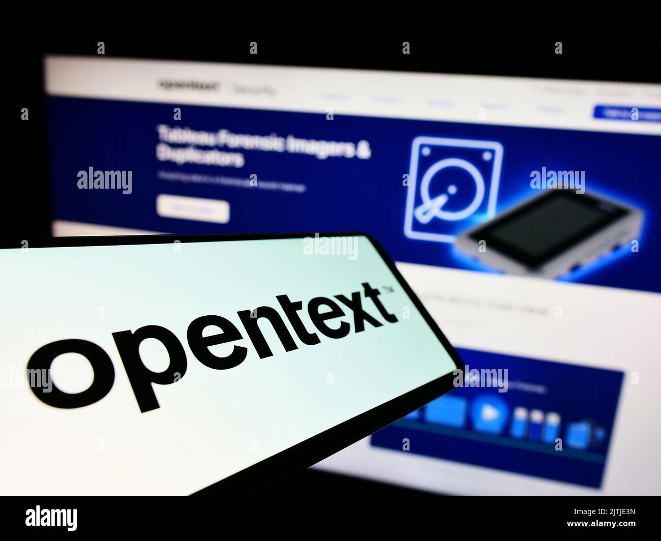 Smartphone mit Logo des kanadischen Software-Unternehmens OpenText Corporation auf dem Bildschirm vor der Business-Website. Konzentrieren Sie sich auf die Mitte des Telefondisplays. Stockfoto