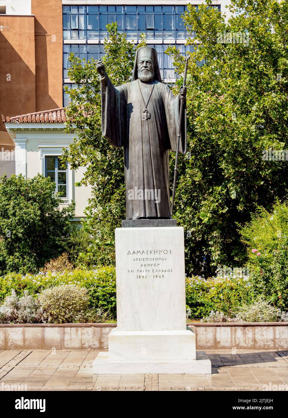 Statue des Erzbischofs Damaskinos Papandreou vor der Kathedrale der Verkündigung, Mitropoleos-Platz, Athen, Attika, Griechenland Stockfoto