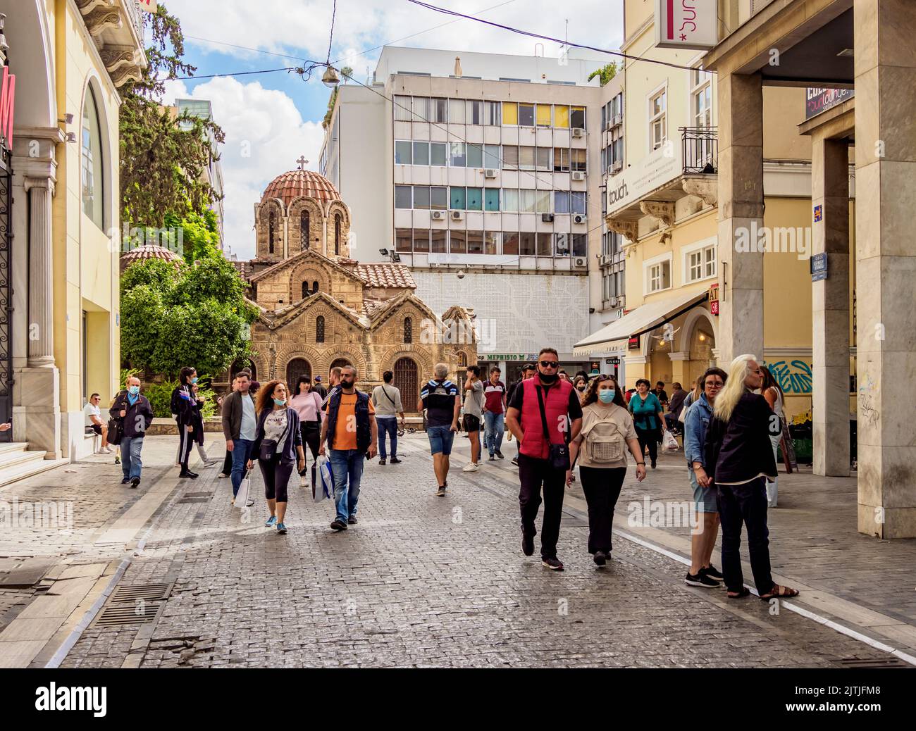 Blick auf die Heilige Kirche der Darstellung der Jungfrau Maria, Panagia Kapnikarea, Ermou Straße, Athen, Attika, Griechenland Stockfoto