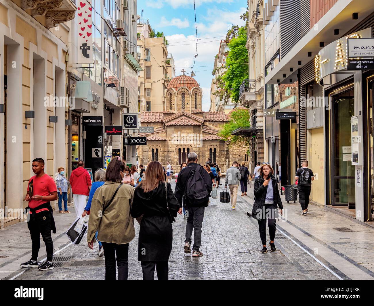 Blick auf die Heilige Kirche der Darstellung der Jungfrau Maria, Panagia Kapnikarea, Ermou Straße, Athen, Attika, Griechenland Stockfoto