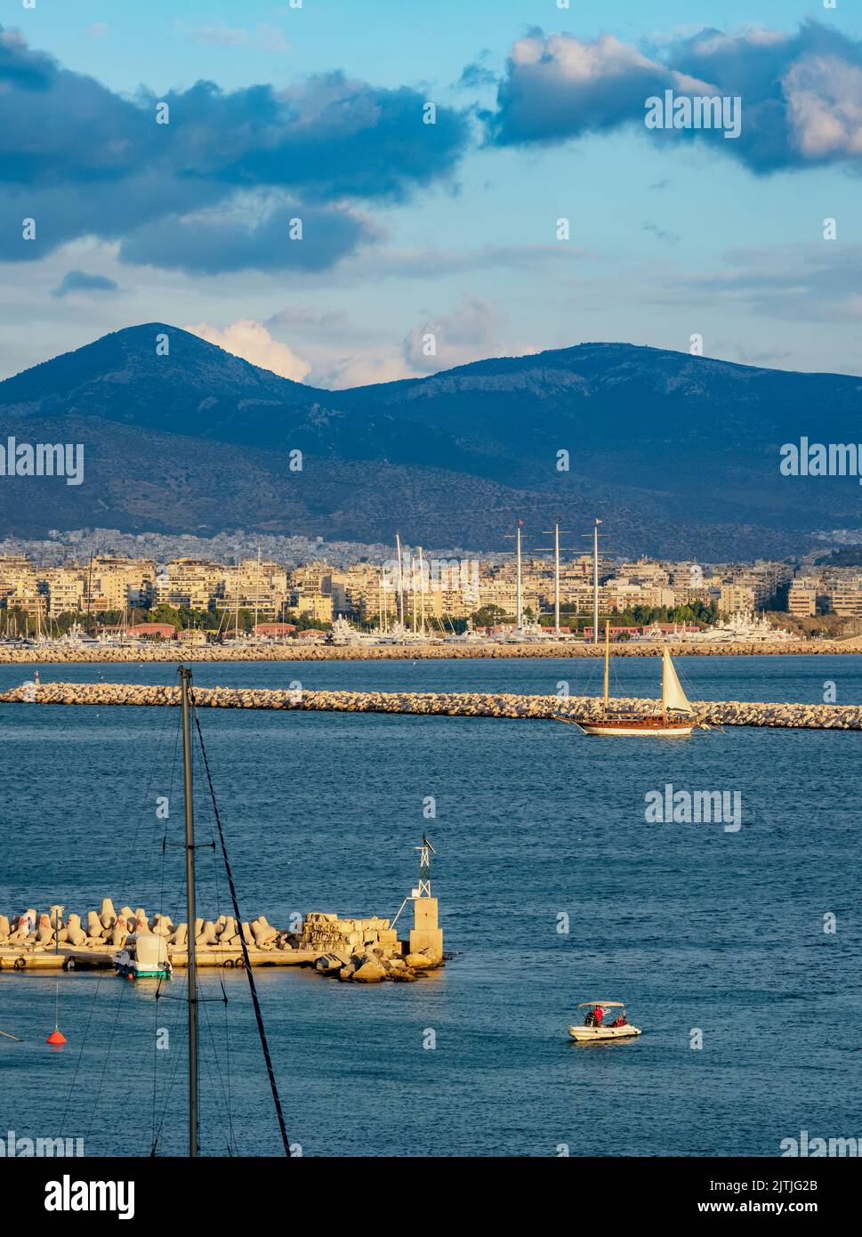 Mikrolimano Marina bei Sonnenuntergang, Piräus, Attica, Griechenland Stockfoto