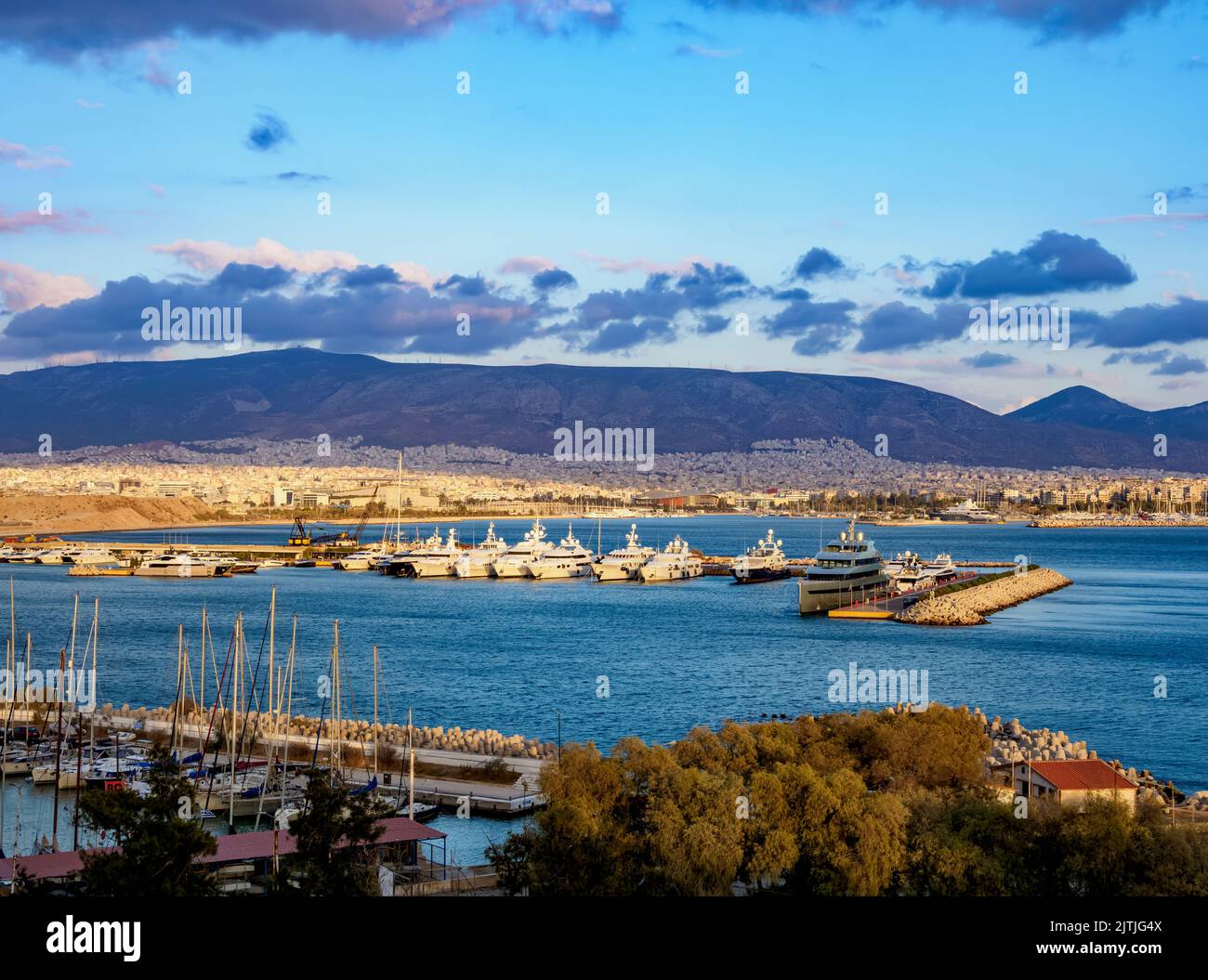 Mikrolimano Marina bei Sonnenuntergang, Piräus, Attica, Griechenland Stockfoto
