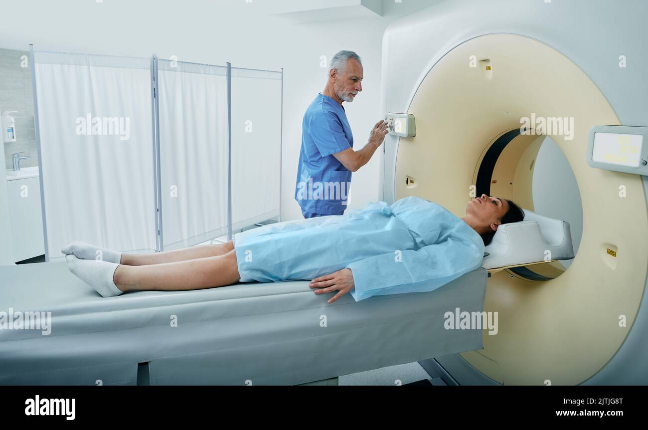 CT-Scan-MTRA mit Blick auf eine Patientin im CT-Scanner während der Einstellungen am Computertomographen Stockfoto