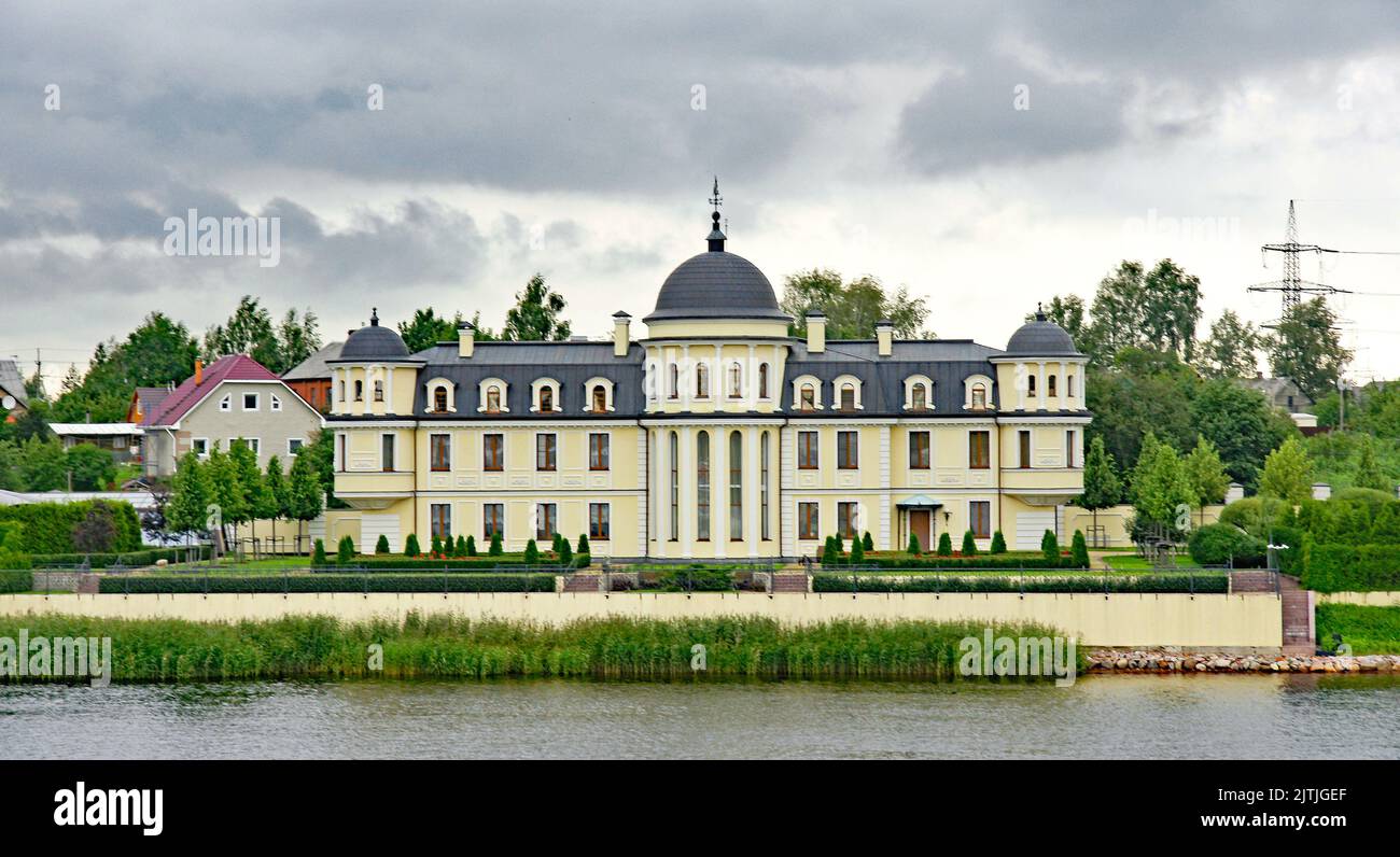 Villa am Ufer des Flusses Newa in Sankt Petersburg in der Russischen Föderation, Russland Stockfoto