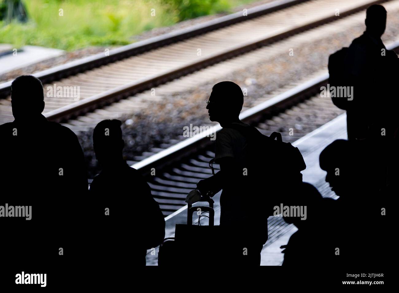 Berlin, Deutschland. 31. August 2022. Passagiere stehen auf dem Bahnsteig am Bahnhof Ostkreuz in Berlin. In Deutschland gab es drei Monate lang Hilfsmaßnahmen gegen hohe Energiepreise, die nun zu Ende gehen. Aber zumindest für das 9-Euro-Ticket für den Schienenverkehr ist ein Nachfolger immer wahrscheinlicher. Quelle: Christoph Soeder/dpa/Alamy Live News Stockfoto