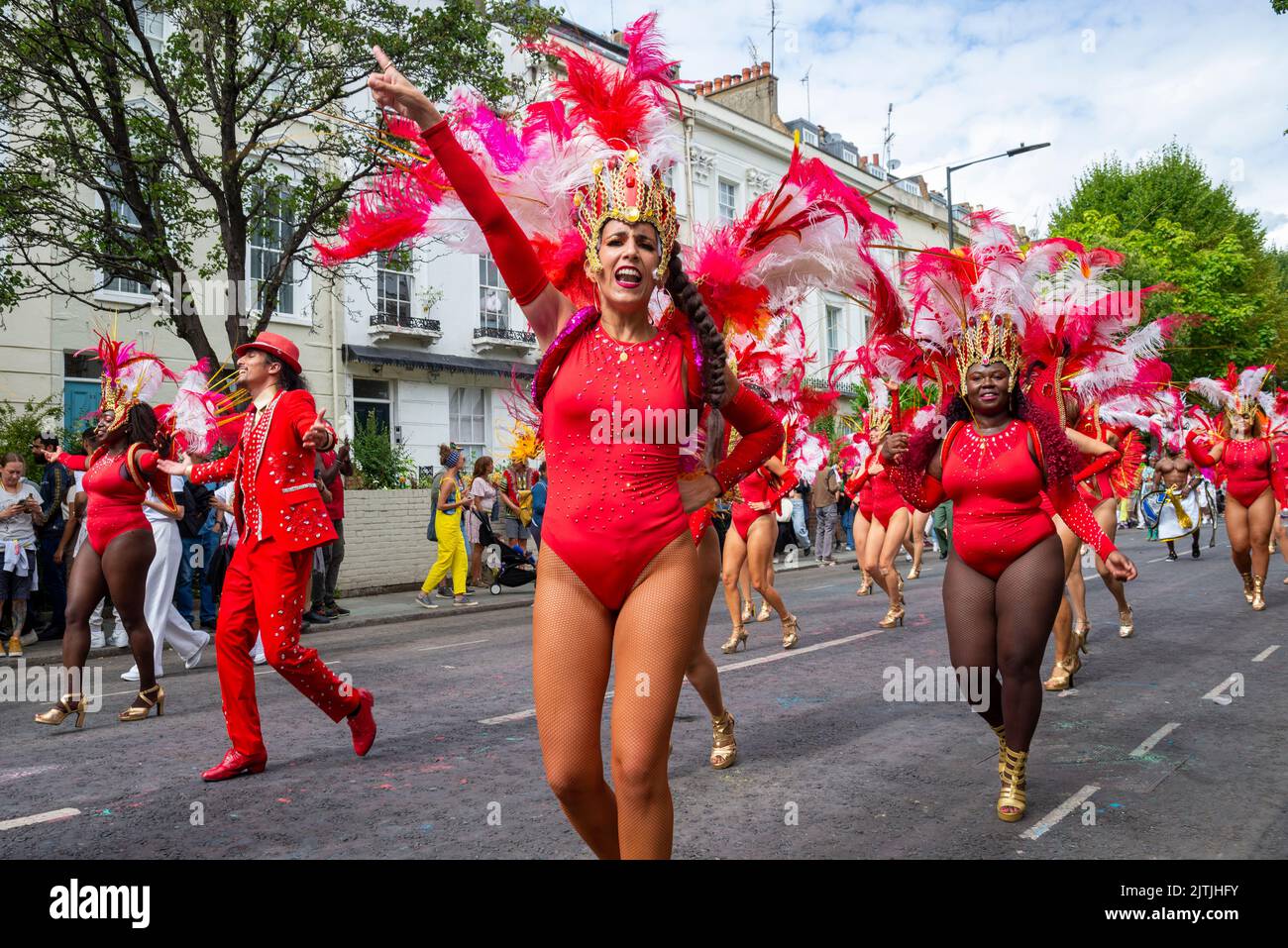 Notting Hill Carnival Grand Parade, am 2022. August an den Feiertagen in London, Großbritannien. Paraiso Schule von Samba Bunte Teilnehmer tanzen Stockfoto