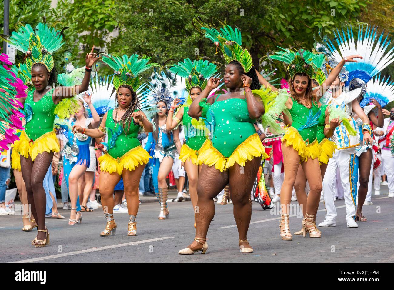Notting Hill Carnival Grand Parade, am 2022. August an den Feiertagen in London, Großbritannien. Gruppe von Tänzerinnen in grünen und gelben Kostümen Stockfoto