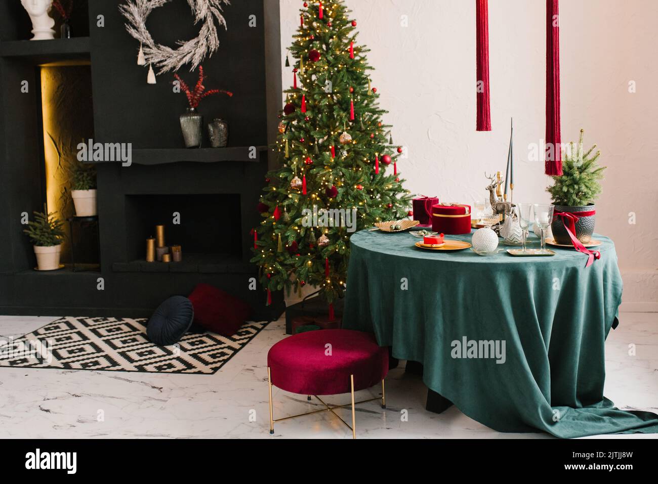 Festlicher Speisesaal mit weihnachtlicher Dekoration. Weihnachtlicher Speisesaal. Wunderschönes weihnachtliches Dekor im Loft-Stil der Inneneinrichtung. Stockfoto