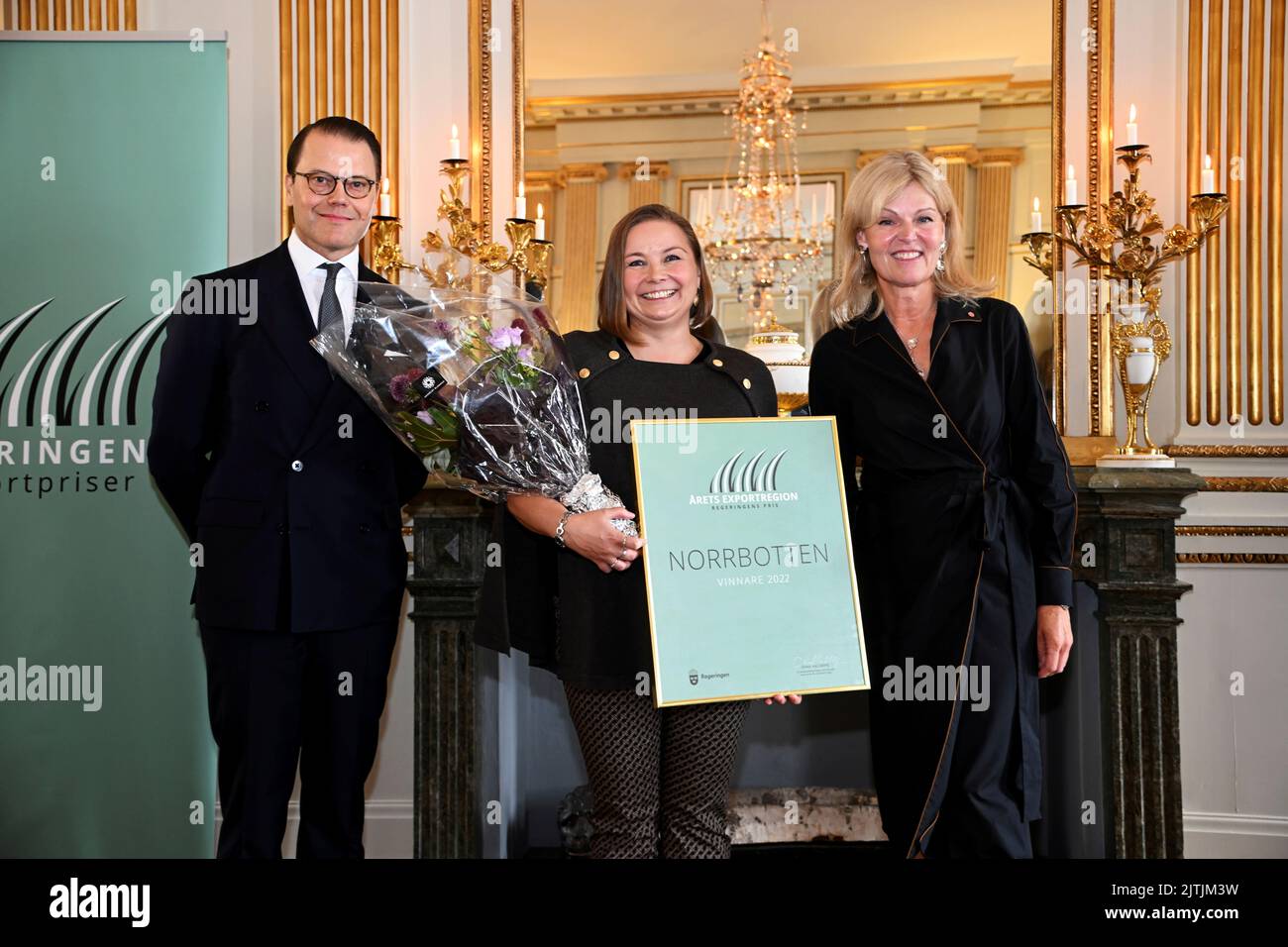 Prinz Daniel und Außenhandelsministerin Anna Hallberg überreichen den Preis für die Exportregion des Jahres an Sabrina Sukki, Koordinatorin für internationale Geschäfte, Norrbotten, während einer Preisverleihung im Außenministerium in Stockholm am 31. August 2022. Foto: Anders Wiklund / TT kod 10040 Stockfoto