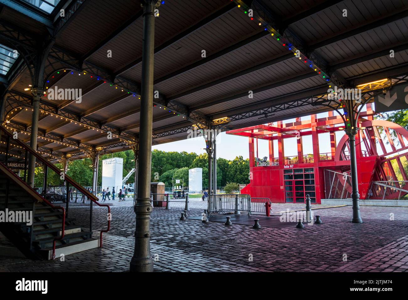 Die Grande halle de la Villette und Red Folly, Ort von Messen und kulturellen Veranstaltungen im Parc de la Villette, Paris, Frankreich Stockfoto