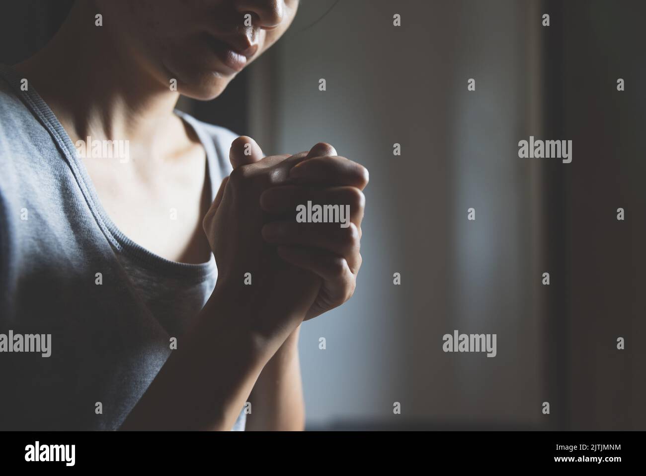 Silhouette der Frau Hände beten, christliche Lebenskrise Gebet zu gott, das Konzept der Liebe zu Gott. Stockfoto