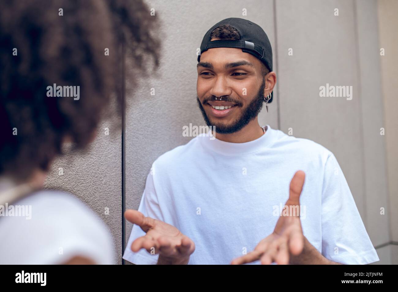 Junges Paar reden und schauen aufgeregt Stockfoto