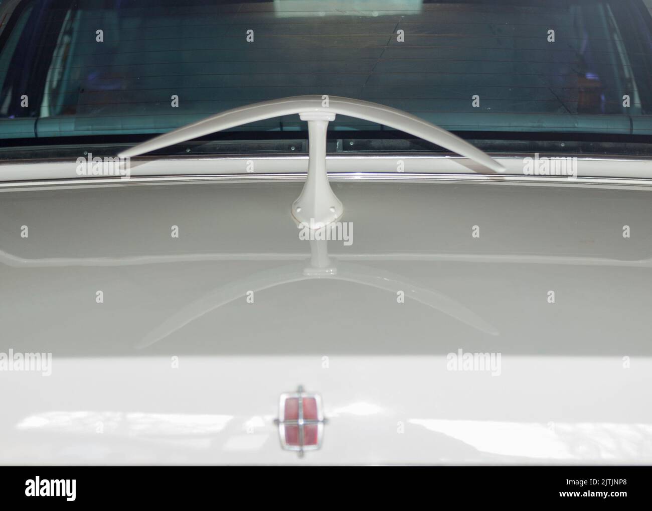 Boomerang-förmiger Spoiler auf weißem, klassischem Lincoln-Auto in der Landschaft Stockfoto