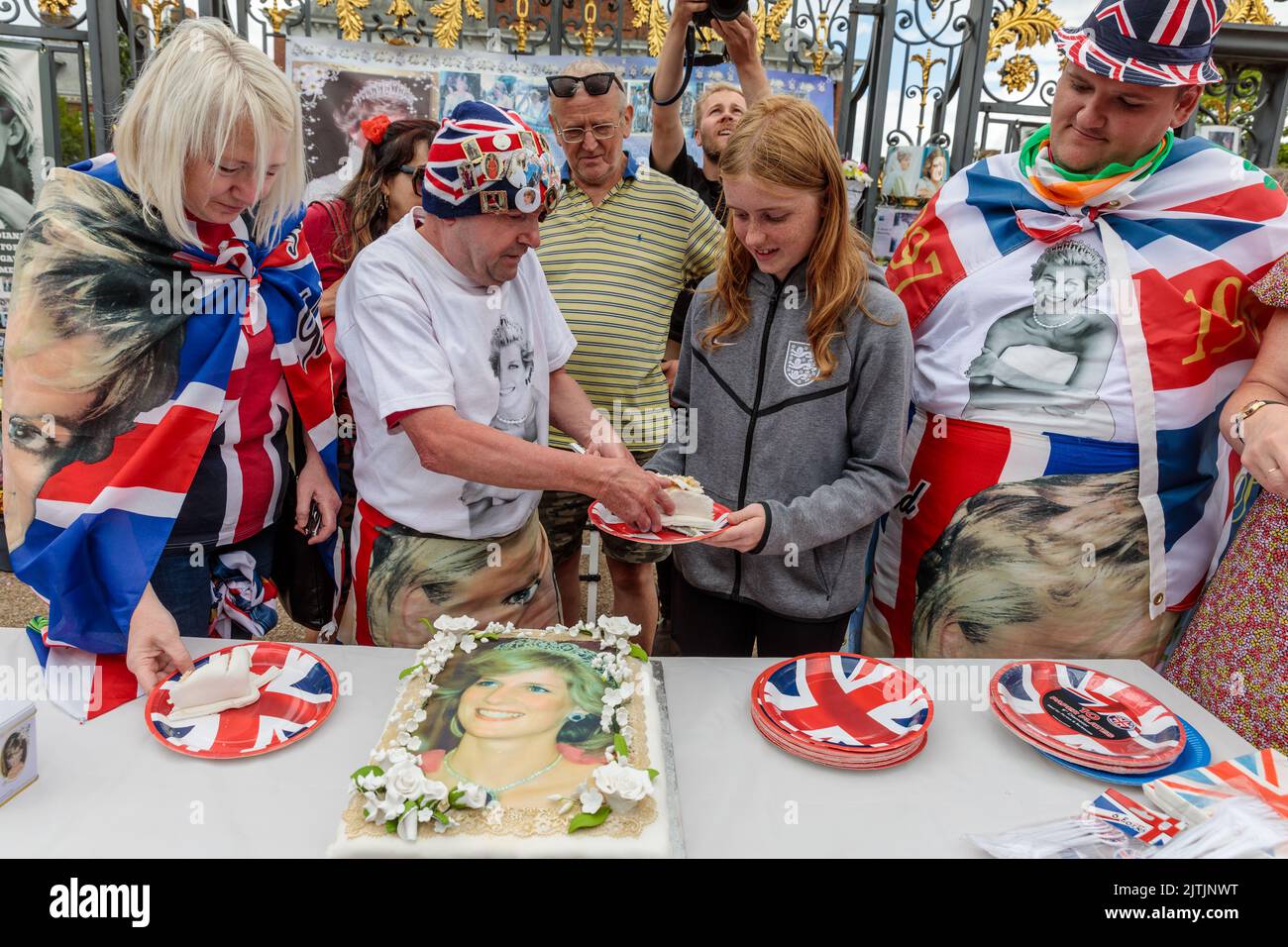 Kensington Palace, London, 31.. August 2022. Königliche Fans, Maria Scott, John Loughrey, die Diana Legacy Award-Gewinnerin Olivia Hancock und Patrick O'Neil, versammeln sich am Kensington Palace Gates, um £200 einen Festkuchen zu schneiden, um den 25.. Todestag von Diana, Prinzessin von Wales, zu feiern. Die Prinzessin wurde an diesem Tag im Jahr 1997 bei einem Autounfall in Paris getötet. Amanda Rose/Alamy Live News Stockfoto