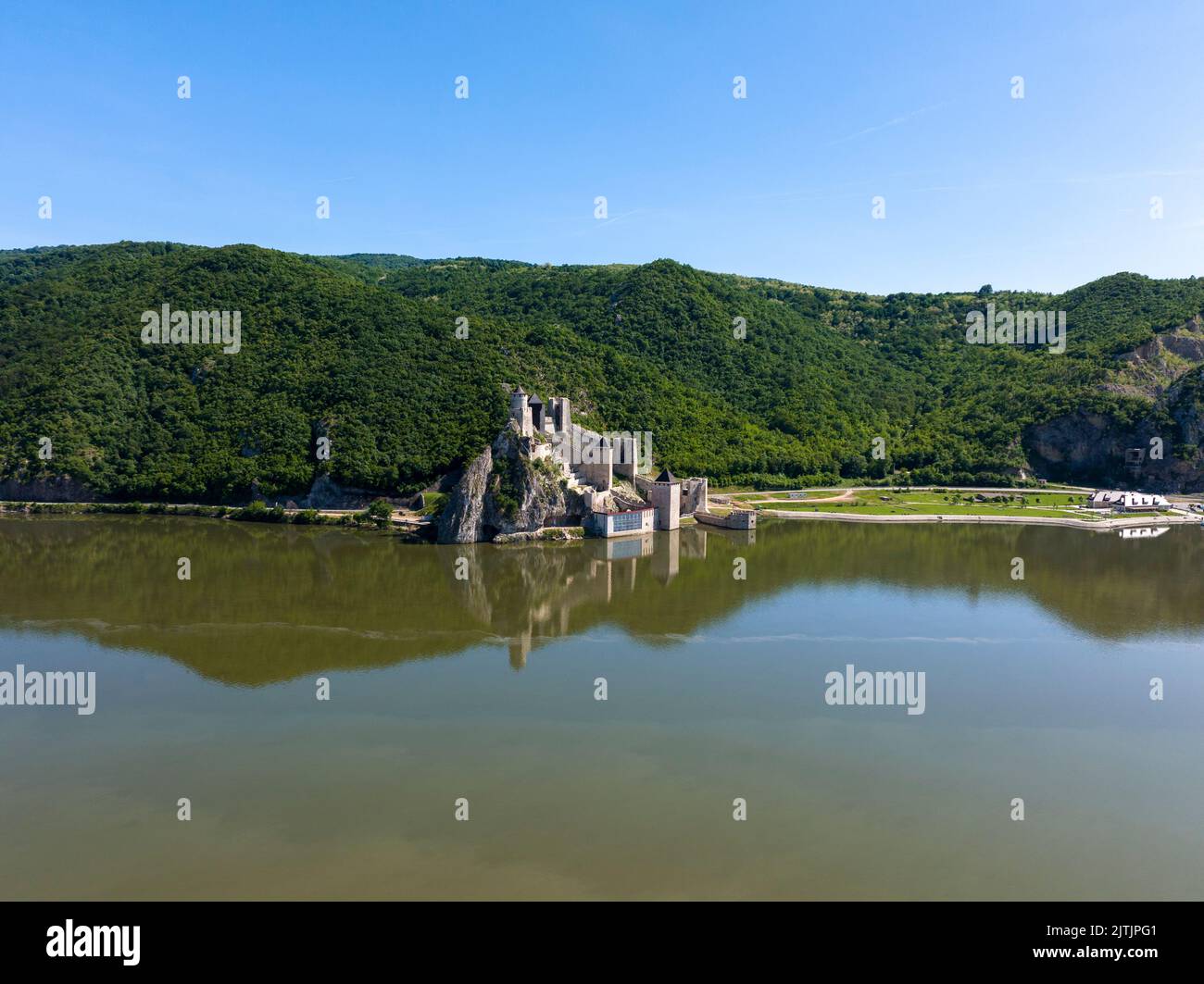 Golubac-Festung von Donauschlucht, Serbien - Blick von der rumänischen Seite des Flusses Stockfoto