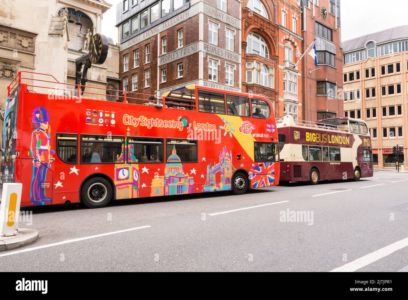 Touristenbusse vor den ehemaligen Büros der Sunday Post und People's Friend in der Fleet Street, London, England, Großbritannien. Stockfoto