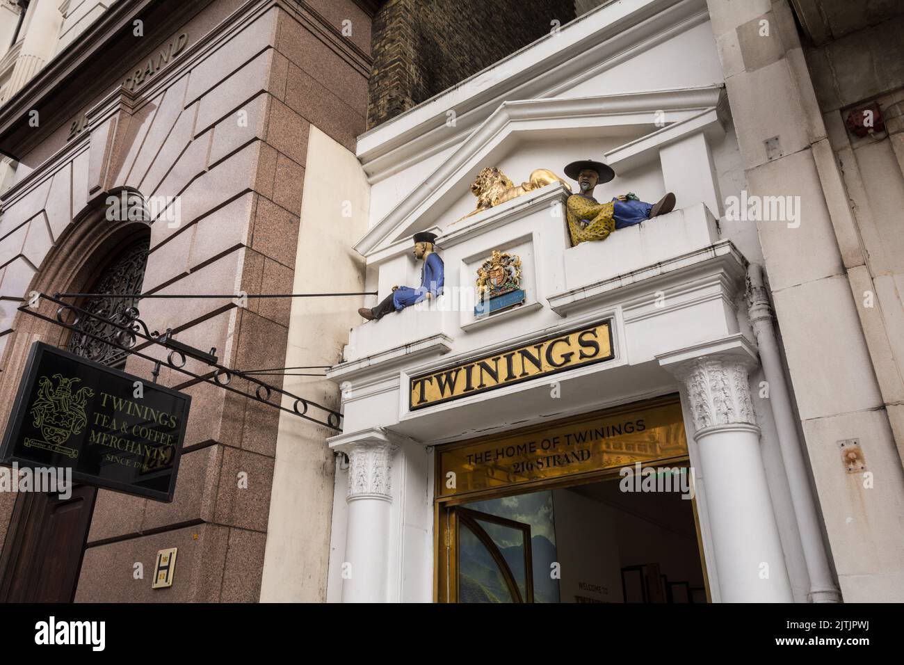 Nahaufnahme des Eingangs zum weltberühmten Tee- und Kaffeemporium Twinings, Strand, Temple, London, WC2, England, Großbritannien Stockfoto