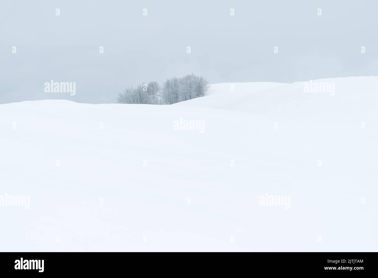 Landschaft mit minimalistischem Winterblick auf die schneebedeckten Hügel Stockfoto