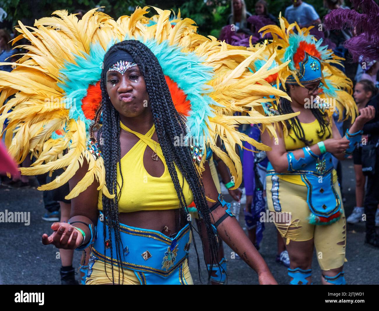 2022. August 29 - Großbritannien - Yorkshire - Leeds Westindischer Karneval - farbenfrohe Tänzerin bei der Parade, die entlang der Harehills Avenue zurückkehrt Stockfoto