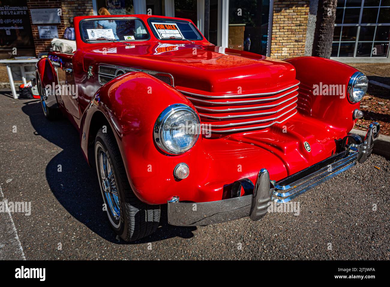 Fernandina Beach, FL - 18. Oktober 2014: Weitwinkel-Vorderansicht einer Vorderecke mit niedriger Perspektive von einem Samco Cord Royale Cabrio-Replikar aus dem Jahr 1970 in einer Innenstadt Stockfoto