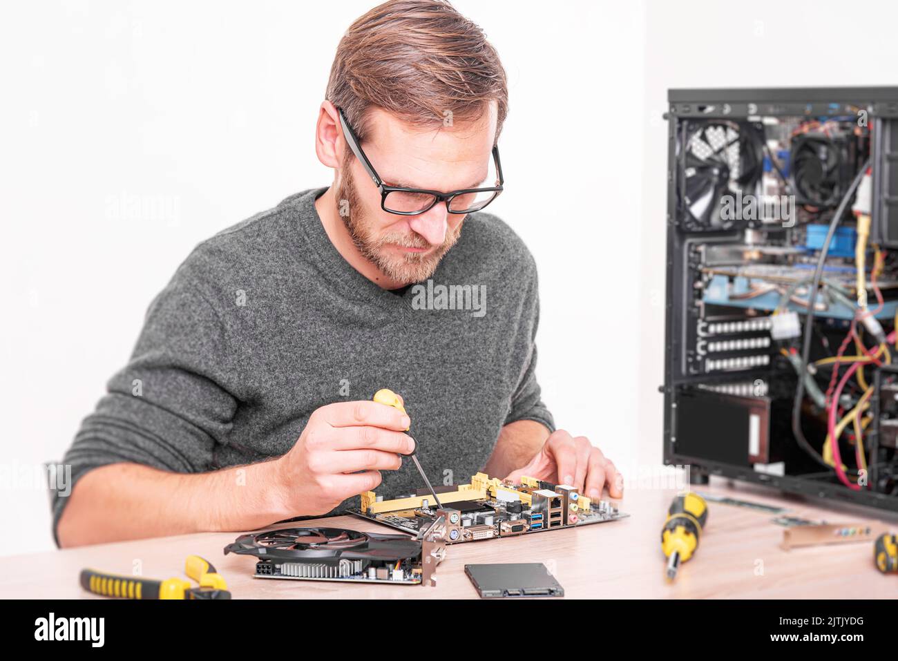 Reparatur, Montage und Wiederherstellung von PCs. Stockfoto