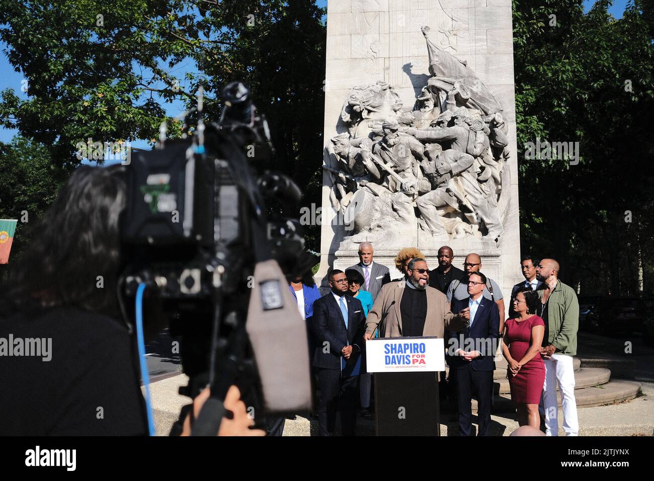 Philadelphia, Usa. 31. August 2022. Josh Shapiro, Austin Davis unter der Leitung von lokalen gewählten Beamten und schwarzen Gemeindemitgliedern prangern Doug MastrianoÕs Extremismus während der Pressekonferenz am 31. August 2022 auf dem Civil war SoldiersÕ and SailorsÕ Monument in Philadelphia, PA, an. Shapiro, Davis und schwarze Gemeindeleiterführer klagen Doug Mastriano an, weil er auf einem kürzlich veröffentlichten Foto eine Bürgerkriegsuniform getragen hat, das aufgenommen wurde, während der republikanische Kandidat im Rennen der Gouverneure von Pennsylvania Mitglied der Fakultät am U.S. Army war College war. Kredit: OOgImages/Alamy Live Nachrichten Stockfoto