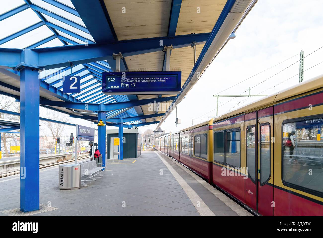 Berlin, Deutschland - 20. Februar 2019: Treptower Park. Menschen stehen auf der U-Bahn-Station Berlin in Deutschland. Stockfoto