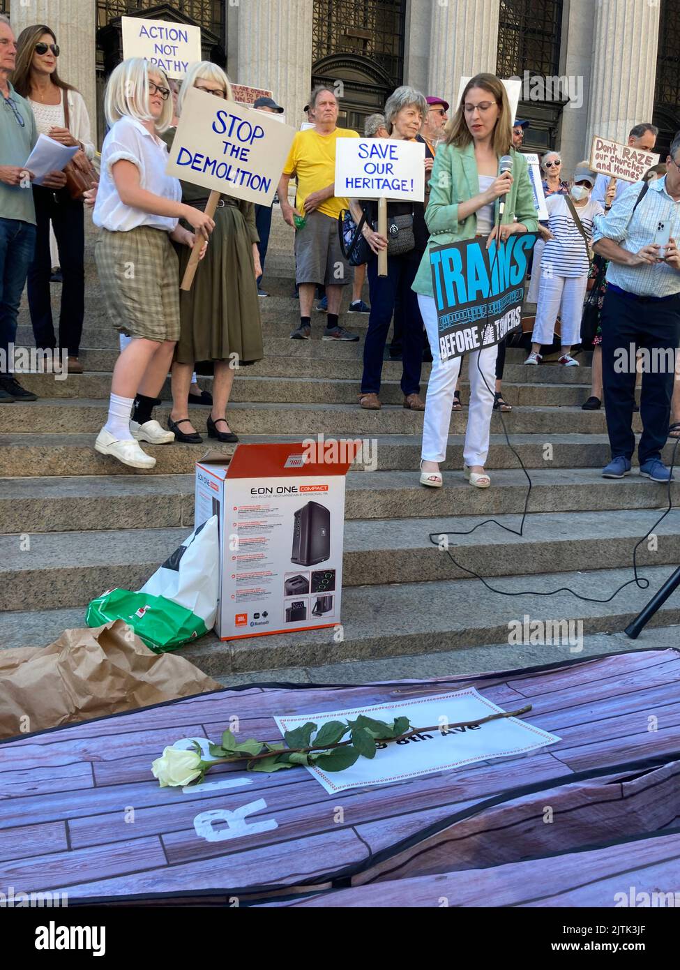 New York, USA. 30. August 2022. Demonstranten versammeln sich am Dienstag, dem 30. August 2022, vor dem Postamt Farley/Moynihan Train Hall-Penn Station in New York, um ihre Besorgnis über den geplanten Empire Station-Komplex zum Ausdruck zu bringen. Das Projekt zur Stadterneuerung würde eineinhalb Blocks um die Penn Station, einschließlich einer historischen Kirche, über einen bedeutenden Bereich ergreifen und Unternehmen und Bewohner verdrängen. (Foto von Richard B. Levine/Sipa USA) Quelle: SIPA USA/Alamy Live News Stockfoto